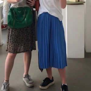 Supersnygg klarblå kjol! - Väldigt härlig färg!! Går att vika upp i mdjan till exakt den längden man vill. Hör av er för frågor💕💕