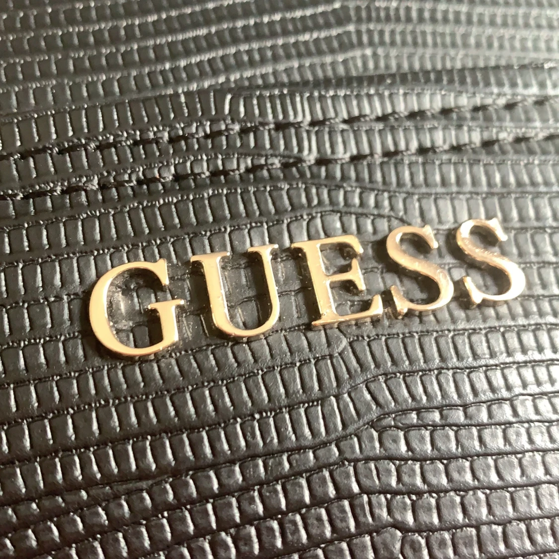 Guess axelremsväska  - 91