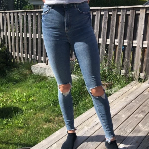 Slitna blåa jeans - Jag säljer dessa högmidjade jeans ifrån Ginatricot. De är inte mycket använda. Nypris:499kr. Kontakta vid intresse, frakt tillkommer med 66kr. Jag är 171/172 cm lång