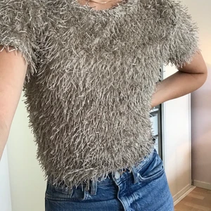 Fluffig tröja - Champagnefärgad tröja ifrån zara! I mycket bra skick då den endast är använd ett fåtal gånger! Frakt tillkommer, annars mötas upp någonstans i malmö!🥰