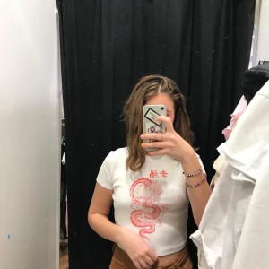 Populär tröja från Bershka - Denna croppade tröjan sitter mer som en S än en M, men passar mig som M också. Den är använd så det finns en liten ljus fläck på den (syns på andra bilden). Tror inte det längre går att få tag på denna väldigt trendiga tröjan. 