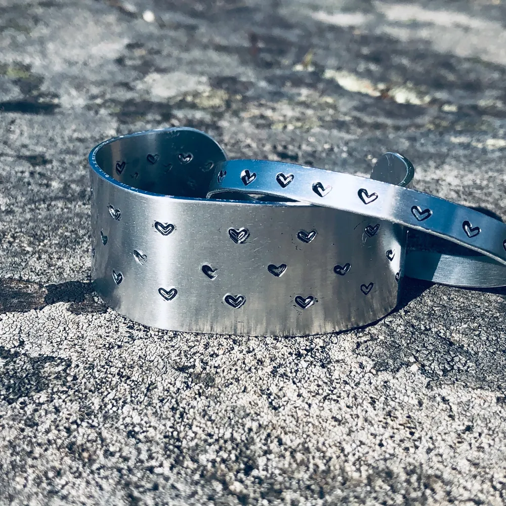 Designa ditt eget armband och välj hur DU vill ha det! Kanske ditt namn på framsidan med ett citat på baksidan? Eller varför inte ett stilrent med hjärtan? Du bestämmer. Samtidigt går 20% till Alzheimerfonden. Endast 29kr frakt. Accessoarer.