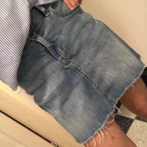 Jeanskjol - Säljer denna jeanskjol som är använd ca 5-10 ggr. Frakt tillkommer!💗