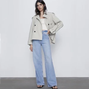 Zara wide leg jeans - Säljer dessa zara wide leg jeans som inte passade mig. De är helt slutsålda på hemsidan och i butik. Orginalpriset ligger på 399kr och jag säljer de för 350kr inklusive spårbar frakt. Först till kvarn. Färgen är som första bilden 