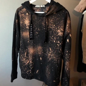 Tröja/Hoodie  - En tunn svart tröja/Hoodie från hm som jag själv gjort ”fläckar” på med hjälp av klorin som är lite orange aktiga. Den har en luva och på snörena står det perfect. Den är i stl L. Säljer för 50kr + frakt. Tar swish!