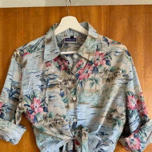  - Skjorta köpt på Beyond Retro. Står L men mer som S/M. knuten i fram! Pris kan alltid diskuteras. Hör av dig för fler bilder eller frågor 🥰