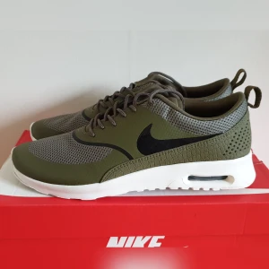 NYA Nike Air Max Thea - Helt oanvända Air Max Thea i storlek 42,5/UK 8 men väldigt små i storleken, passar mig som har 40-41. Nypris £90. Katt har funnits i hemmet 🐱 Pris kan diskuteras, PM för frakt!