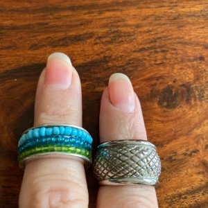 Dyrberg Kern ringar pris för båda  - Två ringar från. Dyrberg/Kern. Den stora silvriga är stämplad II (2) i. Den turkosa är inte stämplad vad jag kan se. Den turkosa är lite sliten i ”silvret ”. Den andra är mycket fin. Storlekar den silvriga 17 mm och den turkosa 17mm. Frakt 11kr 