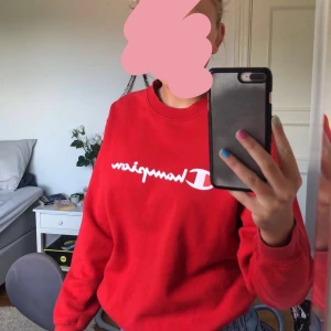 Röd champion collegetröja - En röd championtröja i fint skick. Texten är inte sliten och den har inga hål eller fläckar. Storlek s men är ganska stor i storleken och sitter därför overzised. Om många är intresserade blir det budgivning i DM. Frakt tillkommer.