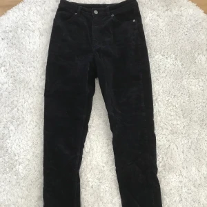 Manchesterbyxor  - Marinblå/svarta manchesterbyxor från monki, använda ett fåtal gånger 