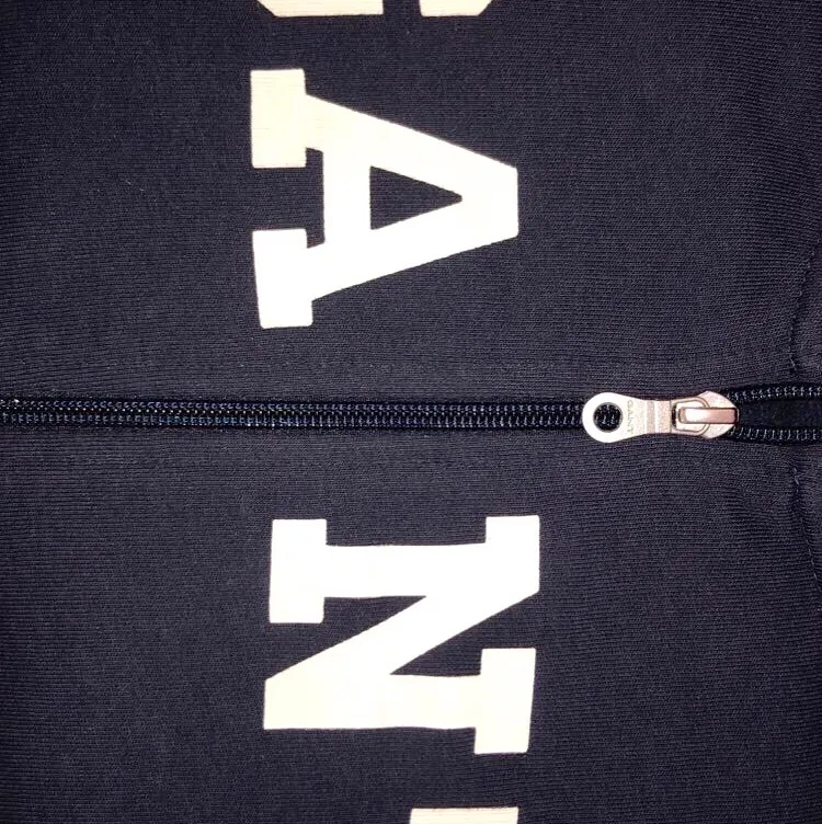 Marinblå zip hoodie från Gant som inte kommer till användning. Fraktar eller möts i Stockholm. Hör av dig vid frågor💙. Hoodies.