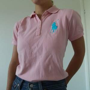 Säljer denna superfina rosa polo shirt! Sparsamt änvänd, nästan som ny, äkta Ralph Lauren. Kunden står för frakten.