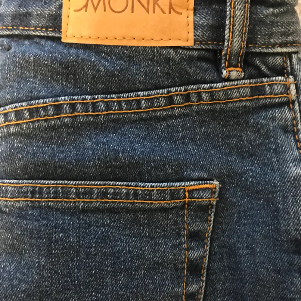 Säljer jeans från Monki👖💙 De är lite tajtare på låren och lite lösare där nere(straight leg). Jag skulle nog säga att de är lite ljusare i verkligheten jämfört med bilden. Väldigt bra skick&kvalitét! Frakten ligger på 79kr💙. Jeans & Byxor.