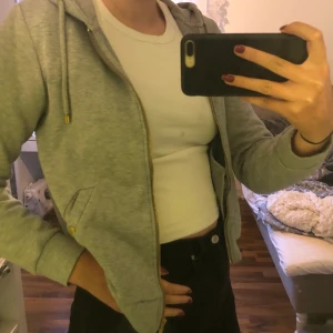 Grå huvtröja - Säljer en nästan helt oanvänd grå huvtröja från Holly and Whyte💓💓 Köptes för ca 250kr men säljer nu för 90kr+frakt (pris kan diskuteras) 💞