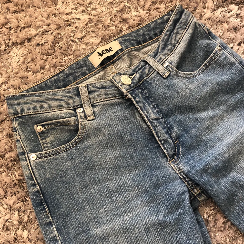 Säljer mina urvuxna Acne jeans. Passformen är straight och storleken är 28 / 32 men jag skulle vilja säga att det snarare är 26. Jeansen är i superfint skick. Skickar gärna fler bilder om så önskas. Originalpris är 2.300 kr. Jag säljer mina för 550 kr. . Jeans & Byxor.