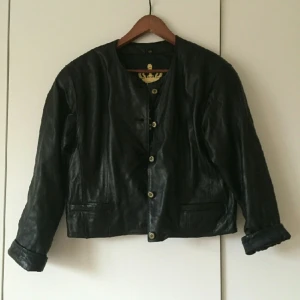  - Äkta skinn jacka nästintill oanvänd. Lätt puffade axlar, två fickor fram.