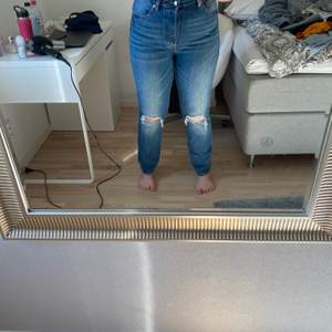 Ett par jeans från Lager157 i storlek XL med straight passform, slitningar på knäna och hög i midjan. Kan mötas upp i Stockholm, annars står köparen för frakten. 