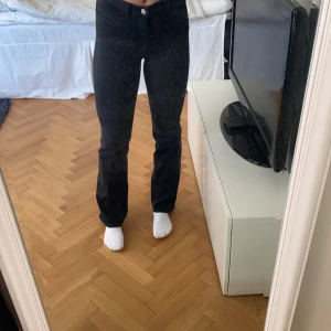Utsvängda byxor från Filippa k i strl S - Skitsnygga bootcutbyxor från Filippa K!!! Använda men i väldigt bra skick❣️❣️