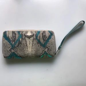Zadig plåbok - Köpt för 1950kr, rymlig, orm mönster med turkosa inslag. Pris kan diskuteras