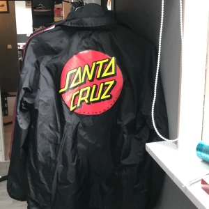 Santa Cruz vindjacka  - Vindjacka från märket santa cruz