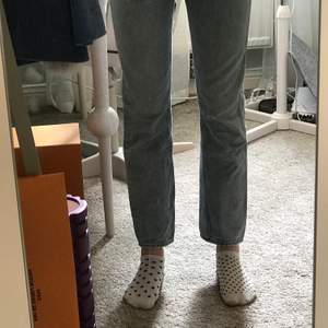 Ett par ljusblåa jeans från weekday i modellen vacant. De är raka och i storlek 27
