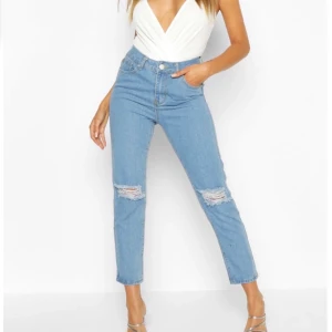 Jeans strl 42-44 - Helt nya jeans säljes pga för små, köpta som strl 44 men mer som 42. Helt oanvända! 