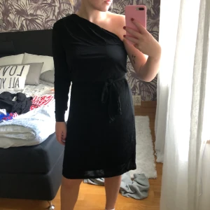 Svart offshoulder klänning - Svart offshoulder klänning från HM, aldrig använd med prislappen kvar. Frakt ingår ej.