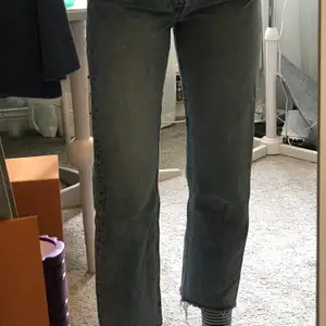 Ett par ljusblåa raka jeans från zara (färgen ses tydligare på sista bilden) säljer då jag inte använder de längre. De är fransiga nertill och är i storlek 34. Kan mötas upp i stockholm annars står köparen för frakt 