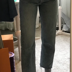 Zara jeans storlek 34 - Ett par ljusblåa raka jeans från zara (färgen ses tydligare på sista bilden) säljer då jag inte använder de längre. De är fransiga nertill och är i storlek 34. Kan mötas upp i stockholm annars står köparen för frakt 