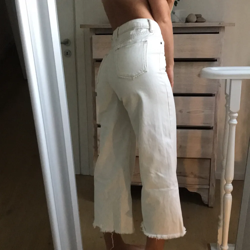 Beige/ vita jeans från weekday. W26 L32, men skulle säga att dem är en aning mindre i storleken😊 Köpare står för frakt. Jeans & Byxor.