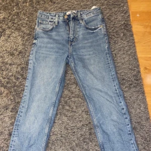 Ljusblå jeans - Säljer mina ljusblå boufriend jeans från zara endast använd fåtal gånger. Sitter jättebra och är jätte sköna. Storlek 32