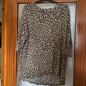 Leopard tunika strl. L - Leopard tunika i strl. L. Pris exkl. frakt, köparen står för frakten. 
