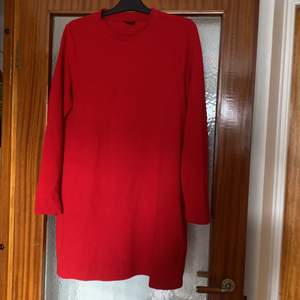 Röd klänning i strl. XL. Pris exkl. frakt, köparen står för frakten. 