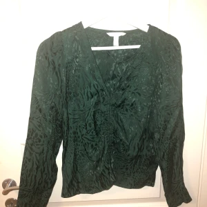 Snygg grön blus 💚 - Jättesnygg blus som passar både till vardags och fest. Endast använd en gång så är i helt nyskick. Storlek 36, men skulle säga att den passar både XS-M. Skicka ett PM vid frågor. 90kr eller bud! 🦋