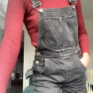 Svarta HÄNGSELBYXOR - Skitsnygga hängselbyxor från bershka. Har inte använt på ett tag så därför säljer jag. Gott skick! Frakt blir ca 60kr!💖