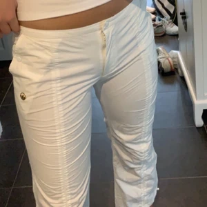 Adidas byxor - Asfeta lågmidjade adidasbyxor från 00-talet. Säljer då de tyvärr är för små på mig. Skulle säga att längden passar på de  som är 170 cm och kortare. Använda 1 gång. Kan mötas i Stockholm C eller frakta! BUDA!