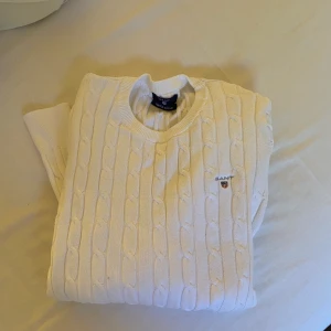 Gant-kabelstickad  - Säljer min kabelstickade tröja från gant, då den inte passar längre. Använd väldigt få gånger då jag aldrig ville förstöra den. Nypris 1299kr men säljer för 380