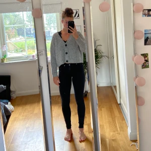 Svarta Jeans  - Svarta urtvättade jeans, supper sköna och bra passform. Storlek XS men passar 36/38