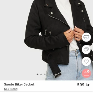 Suede biker jacket från Nelly!! - Jättefin jacka från Nelly i mocka imitation som tyvärr inte kommer till användning så ofta. Den är i superfint skick och perfekt nu till hösten, skriv för egna bilder! Nypris 599kr, pris kan diskuteras vid snabb affär