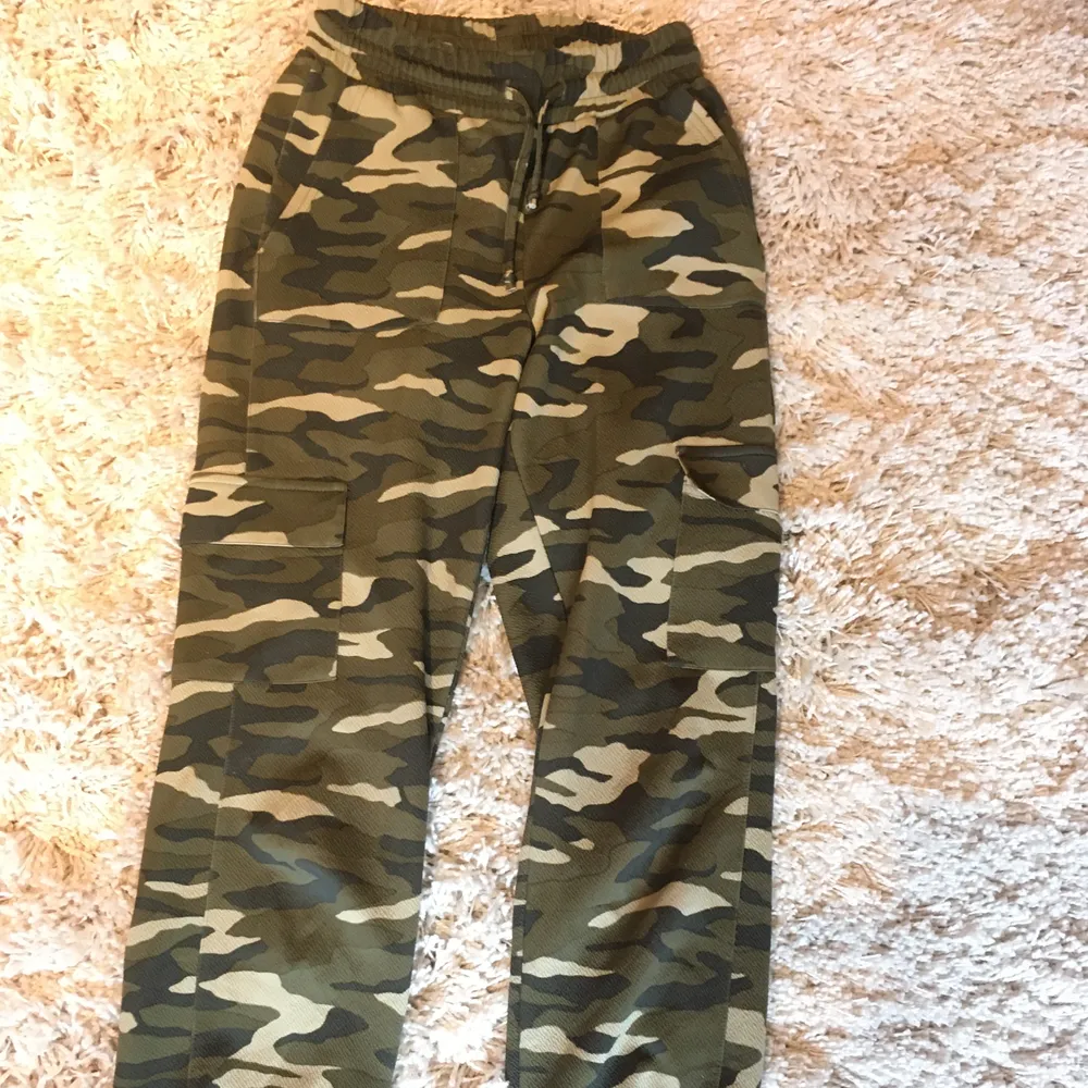 Supercoola camouflage färgade byxor som jag säljer pga att de tyvärr blivit för korta för mig! Hör av dig om du har frågor! Köparen står för frakt . Jeans & Byxor.