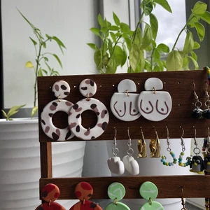 Handgjorda Örhängen - Mysiga runda örhängen av lera! 