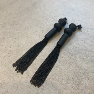 Svarta örhängen  - Ca 13,5 cm långa. Frakt ingår i priset 