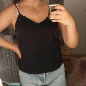 Svart linne - Svart basic linne med glitter runt v-ringning 