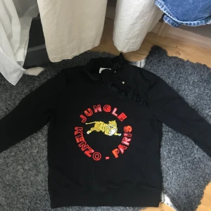 Sweatshirt kenzo - Snygg sweatshirt från Kenzo X hm. Använd endast ett fåtal gånger, i extremt fint skick. Storlek S/36 men skulle passa både XS och M. 