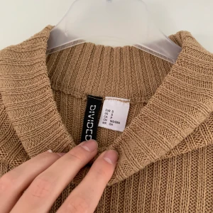 Tröja - Brun långarmad tröja från divided. Använd för väldigt länge sen. Bra skick, ord. Pris 149kr