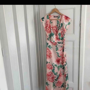  - Jättefin och somrig klänning från bik bok i storlek XS men passar till mig som är 173 och vanligtvis har storlek M/36!  Endast använd ett fåtal gånger och är som i nyskick. 