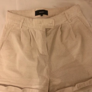 Machestershorts  - Snygga manchestershorst från object köpta på Design Only. Ger go rumpa! Använda fåtal gånger. Frakt tillkommer