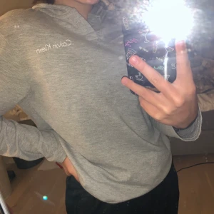 Calvin Klein hoodie  - Fin calvinklein hoodie som inte kommer till användning. Hör gärna av er med frågor eller om ni vill ha fler bilder💕