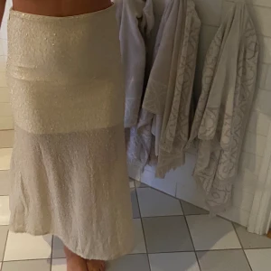 Paljettkjol fr Stories - Världens finaste partykjol från & Other Stories behöver ny ägare! 😭 Den är så fin men använder den för sällan och nu behöver den få festa vidare!! Den glittrar i mörkret och har skapat många kul kvällar! M typ, men funkar på alla! 💜🧚🏼‍♀️