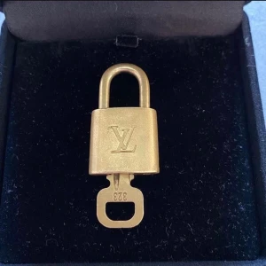 louis vuitton lås - Skick 9/10, vintage, one size 